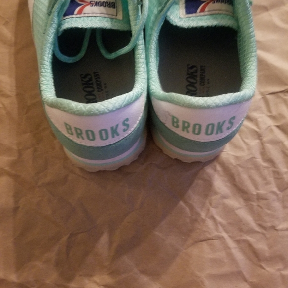 Brooks running Sneaker. - Picture 3 of 5